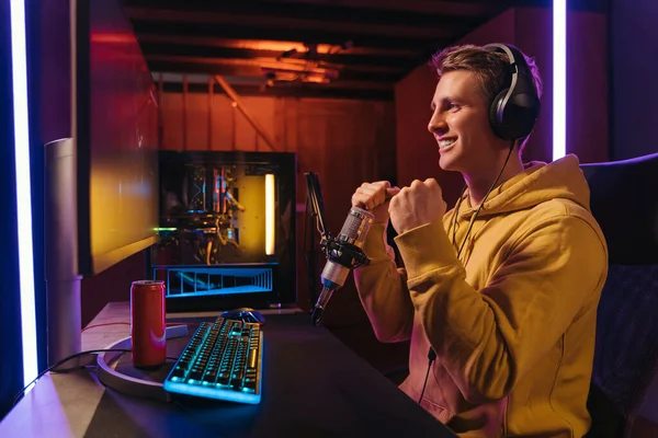 Neşeli profesyonel oyuncu flaması çoklu oyun yarışmasını kazandı.