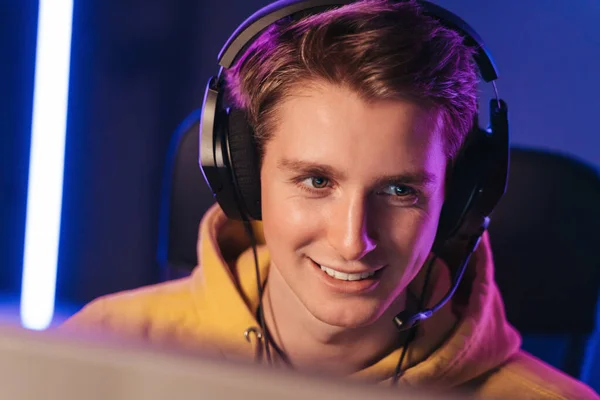 Smiling pro cyber sportsman has livestream while playing video game — Foto Stock