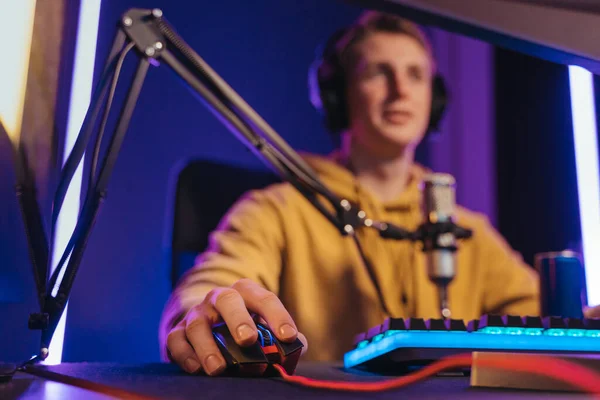 Cyber sportsman streaming his game, selective focus on his hand — Fotografia de Stock