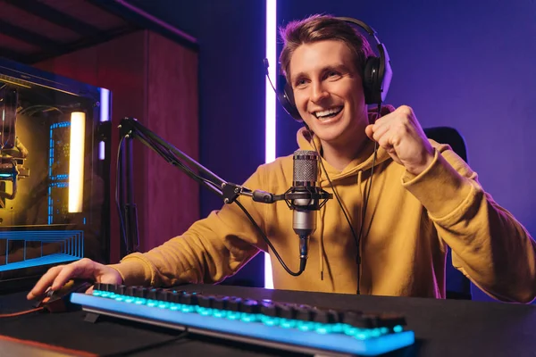 Handsome pro gamer streamer celebrating his victory in a battle — Stockfoto