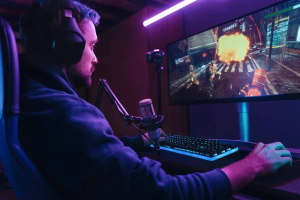 Seitenansicht Des Profi Streamers Der Videospielwettbewerbe Spielt Verwenden Sie Professionelle — Stockfoto