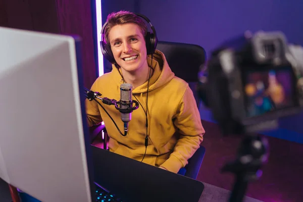 Happy Young Streamer Pro Gamer Headphones Enjoying Shooting Vlog Smiling —  Fotos de Stock