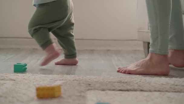 Close Mother Helping Her Little Baby First Steps Floor Living — Stockvideo