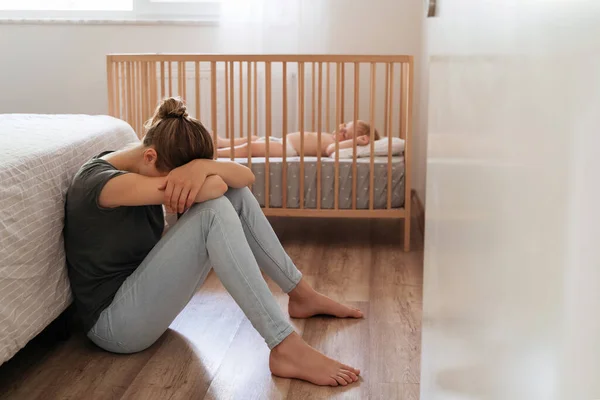 Mladá Matka Trpí Postnatální Depresí Sedí Podlaze Vedle Dětského Spánku — Stock fotografie
