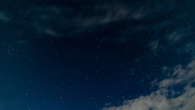 Mavi gökyüzü beyaz bulutlu duvar kağıdı arka planıyla başlıyor