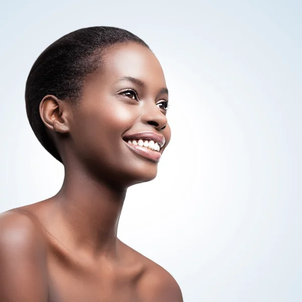 Mujer africana sonriente — Foto de Stock