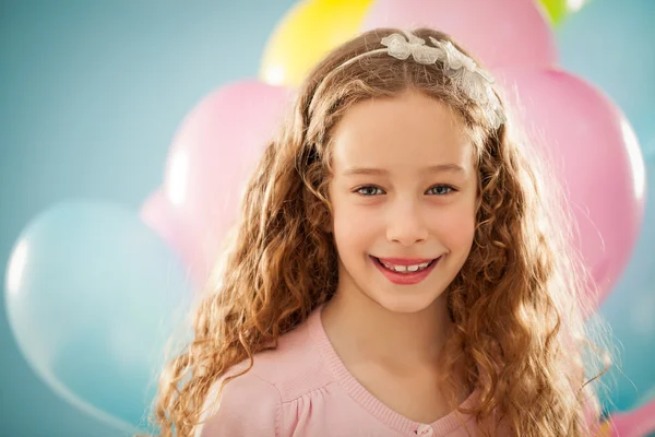 Sorrindo menina segurando balões — Fotografia de Stock