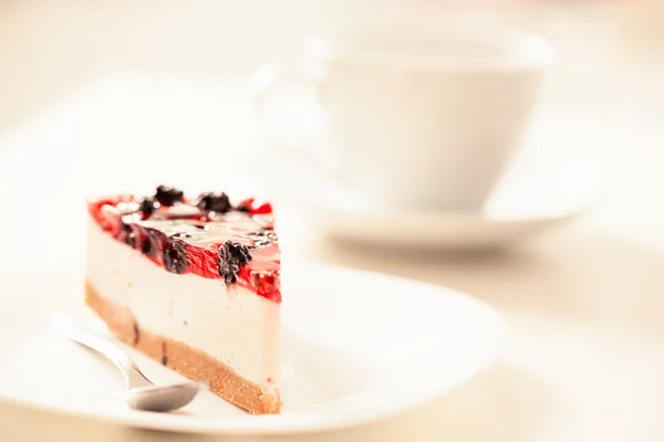 Käsekuchen und Tee — Stockfoto