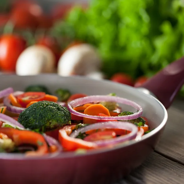 Sartén con verduras frescas — Foto de Stock