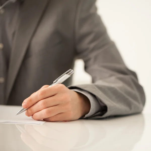 Geschäftsmann unterschreibt ein Dokument — Stockfoto