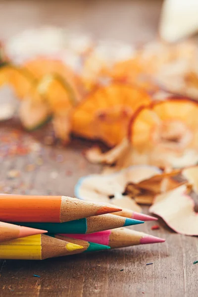 Цветные карандаши и стружки — стоковое фото