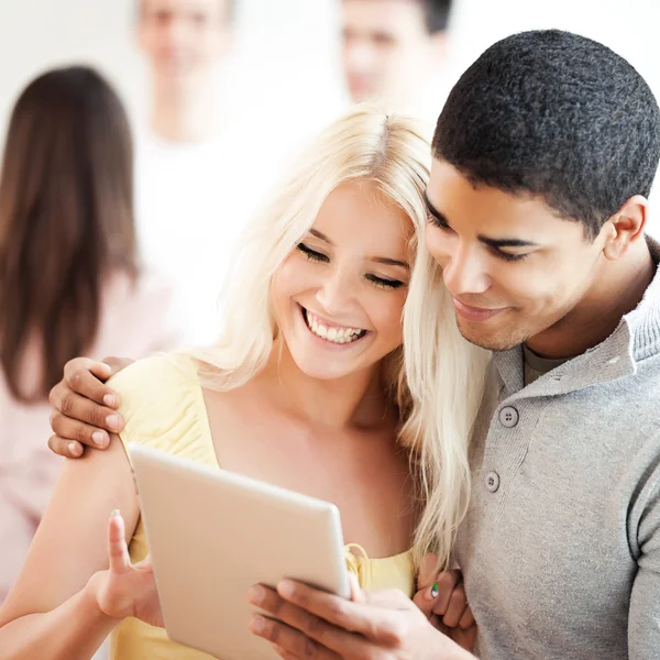 Couple Using Tablet — Stock Photo, Image