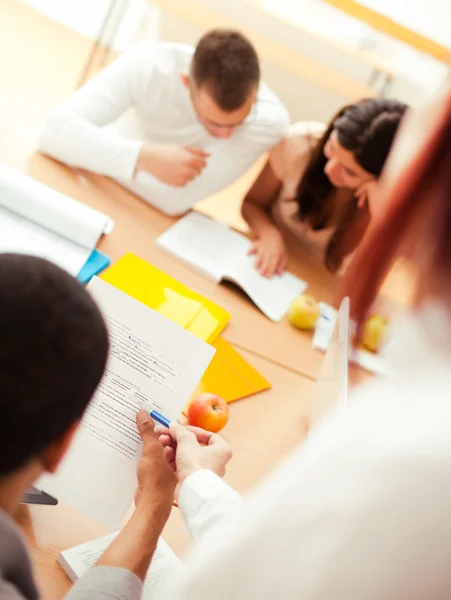 Enseignant et étudiants — Photo