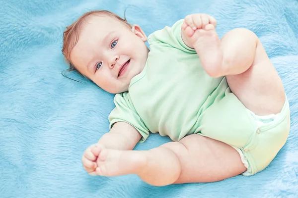 Mooie babyjongen na bad — Stockfoto