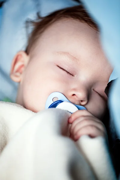 Barnet sover i sängen — Stockfoto