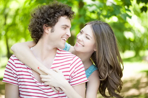 Pareja enamorada al aire libre —  Fotos de Stock