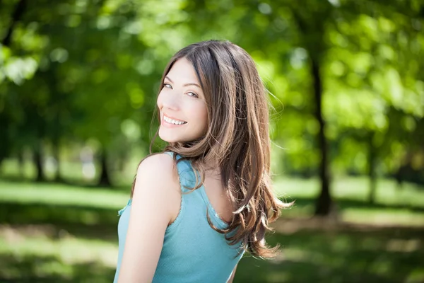 Lachende vrouw buitenshuis — Stockfoto