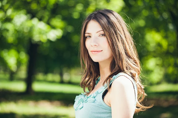 Belle femme en plein air — Photo