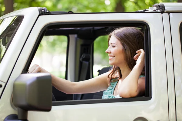 年轻女人享受乘坐一辆汽车 — 图库照片
