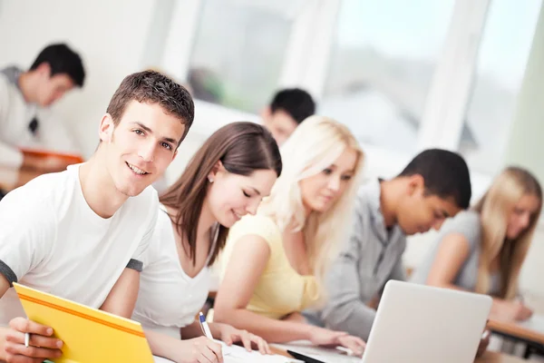 Estudantes em sala de aula Fotografia De Stock