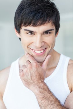 Yakışıklı genç adam.