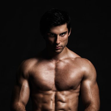 yakışıklı gömleksiz model poz