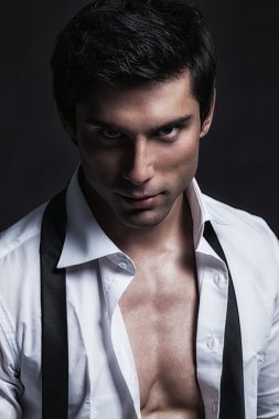 yakışıklı erkek model posin