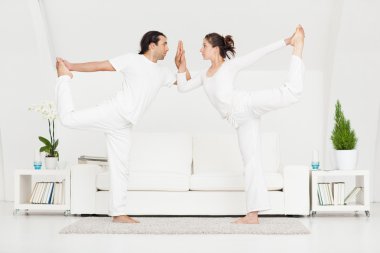 Yoga yapan çift