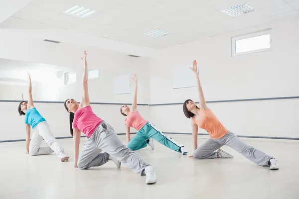 Las mujeres haciendo ejercicio en una clase de fitness — Foto de Stock