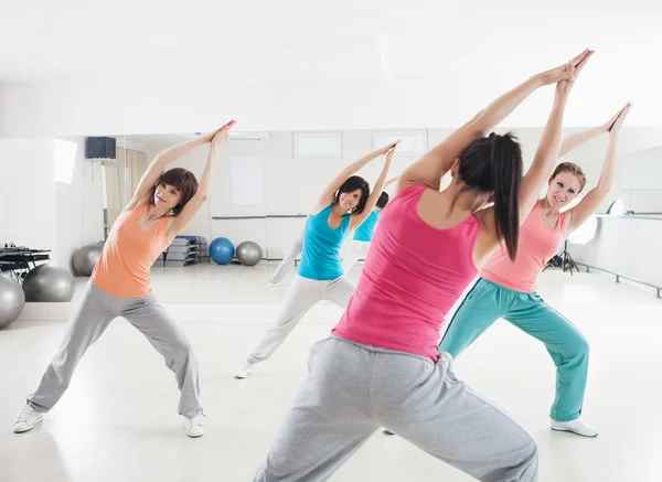 Mulheres se exercitando em uma classe de fitness — Fotografia de Stock