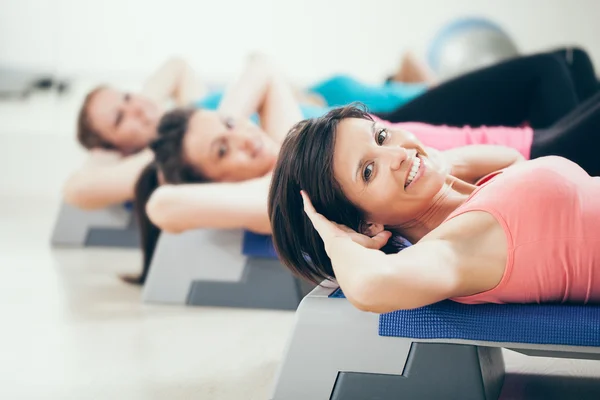 Mulheres se exercitando em uma classe de fitness — Fotografia de Stock