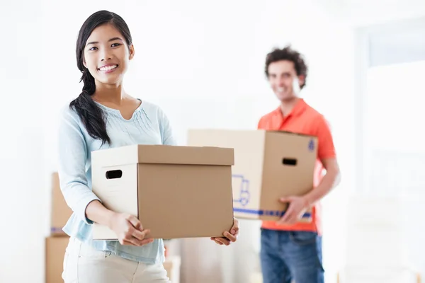 Gelukkige paar verplaatsen — Stockfoto