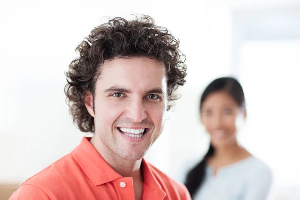 Pareja feliz joven — Foto de Stock