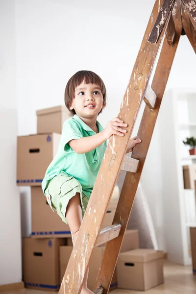 Jongen beklimmen van een ladder — Stockfoto