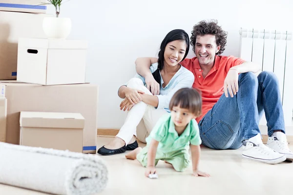 Glückliche Familie im neuen Zuhause — Stockfoto