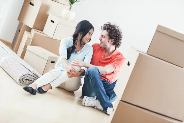 Smiling Couple Moving In — Stock Photo, Image