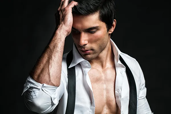 yakışıklı adam kafasını dokunmadan