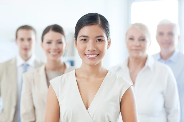 Sonriente asiático mujer de negocios — Foto de Stock