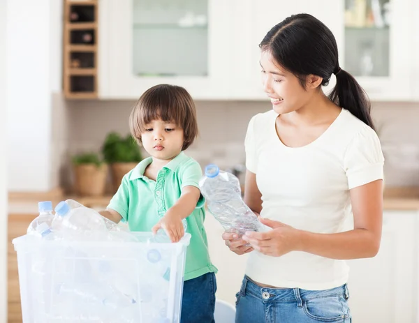 Reciclaje de botellas — Foto de Stock