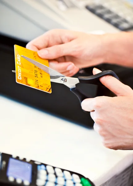 Резка кредитных карт — стоковое фото