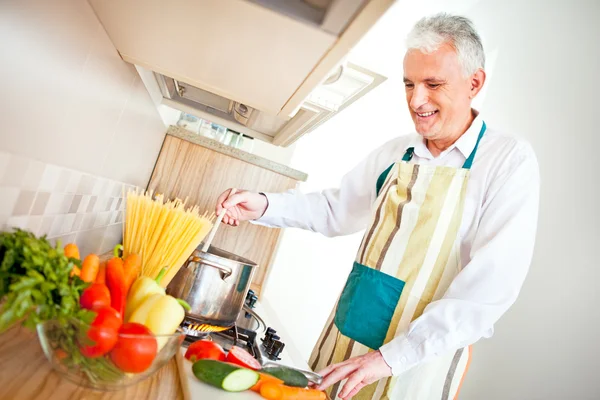 Seniorchef kocht — Stockfoto