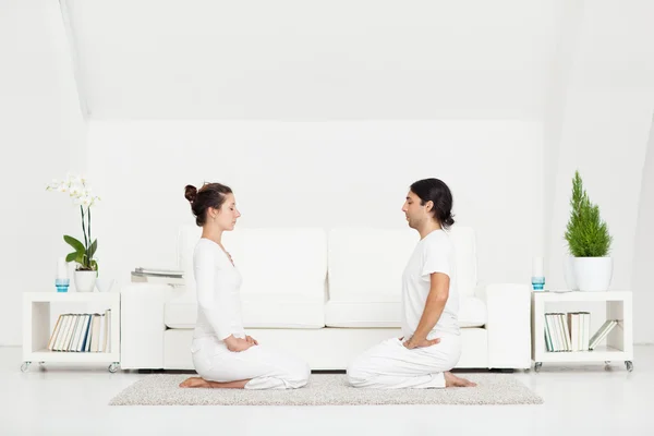 Giovane coppia meditando — Foto Stock