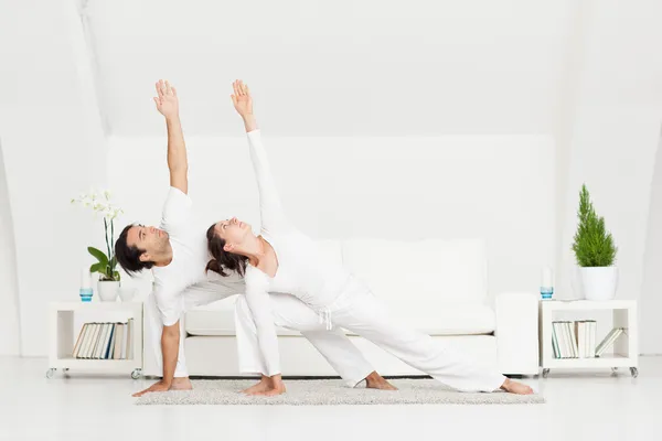 Pareja haciendo yoga —  Fotos de Stock