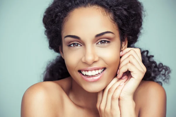 Mujer africana sonriente — Foto de Stock