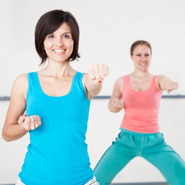 Las mujeres haciendo ejercicio en una clase de fitness Imagen de archivo