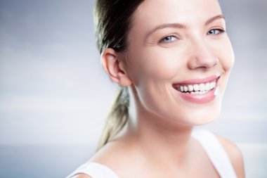 Gülümseyen güzel kadın