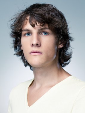 ciddi genç adam