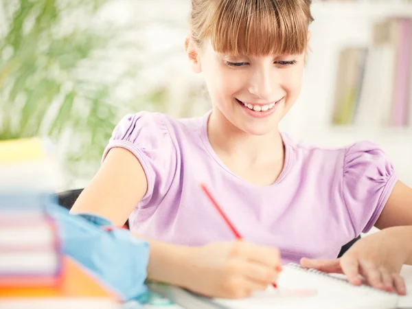 Leuk meisje schrijven huiswerk — Stockfoto