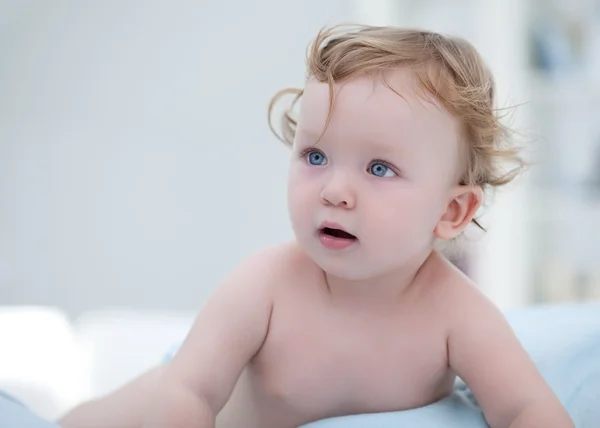 Niedlicher kleiner Junge — Stockfoto