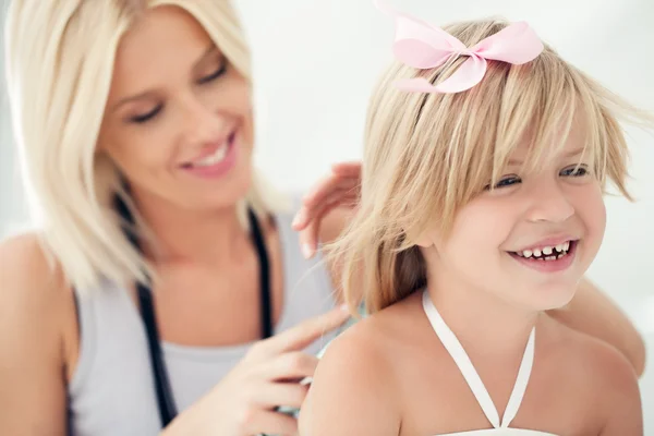 Madre peinando el cabello de su hija — Foto de Stock